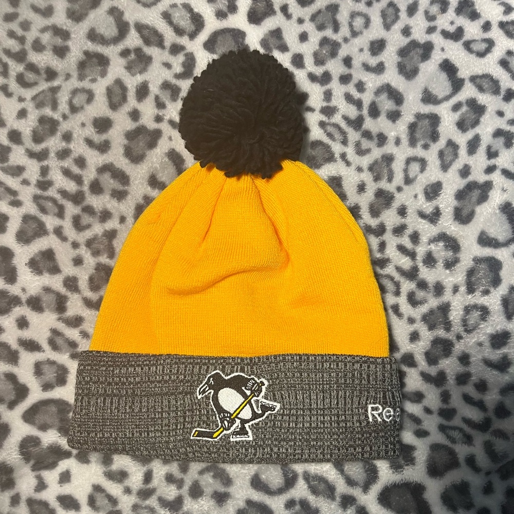 Reebok Pittsburgh Penguins Face Off Collection  Beanie Gold & Gray W/ Black Pom